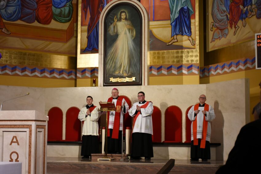 Droga Krzyżowa przeszła ulicami miasta 8 zdj. diecezjaelk.pl 7