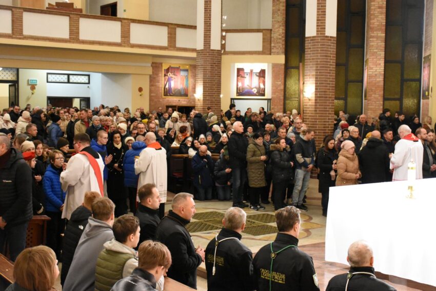 Droga Krzyżowa przeszła ulicami miasta 9 zdj. diecezjaelk.pl 8