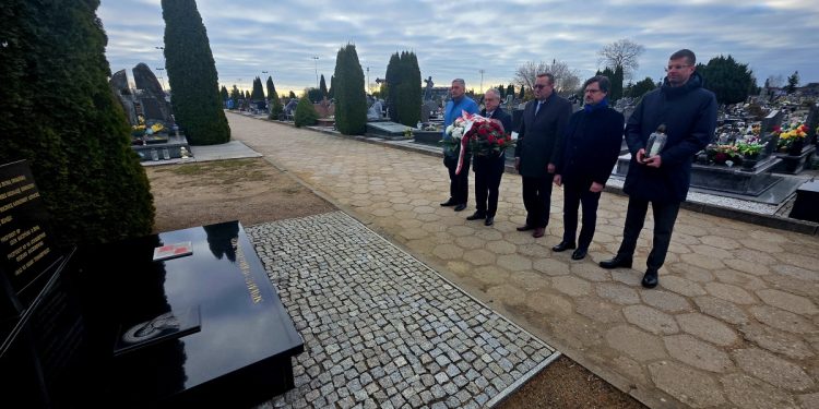 Uczcili pamięć ofiar katastrofy smoleńskiej i zbrodni katyńskiej 1 źródło: UM Suwałki