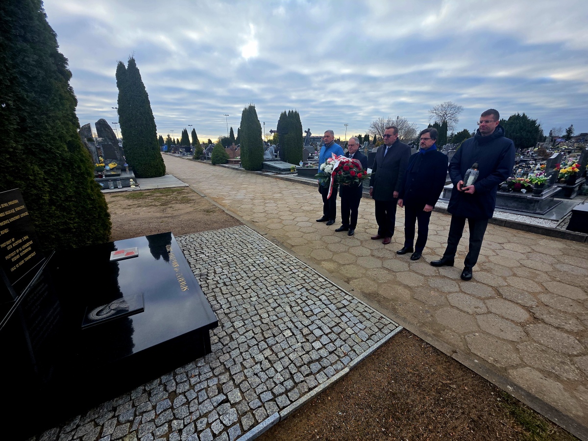 Uczcili pamięć ofiar katastrofy smoleńskiej i zbrodni katyńskiej 2 001 2