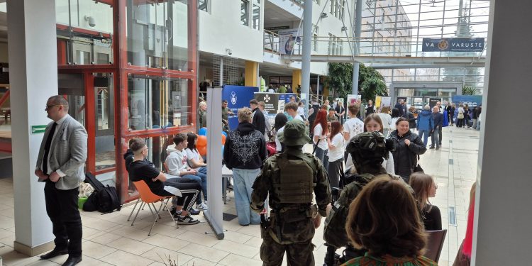 Ponad 30 wystawców na targach pracy w Suwałkach 1 0638830b 8923 4cc1 a840 0306bbf9bc04