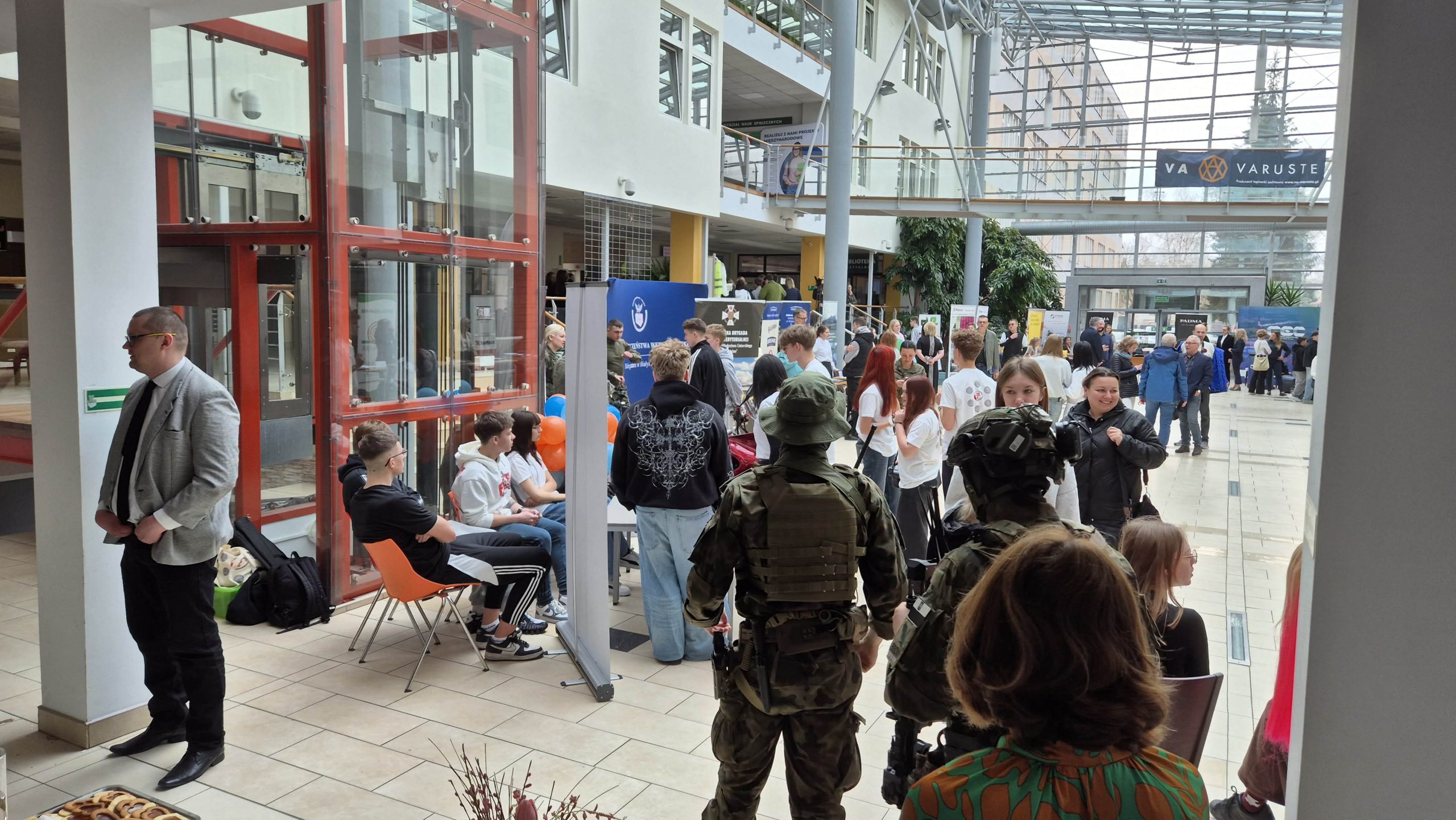 Ponad 30 wystawców na targach pracy w Suwałkach 5 0638830b 8923 4cc1 a840 0306bbf9bc04 scaled