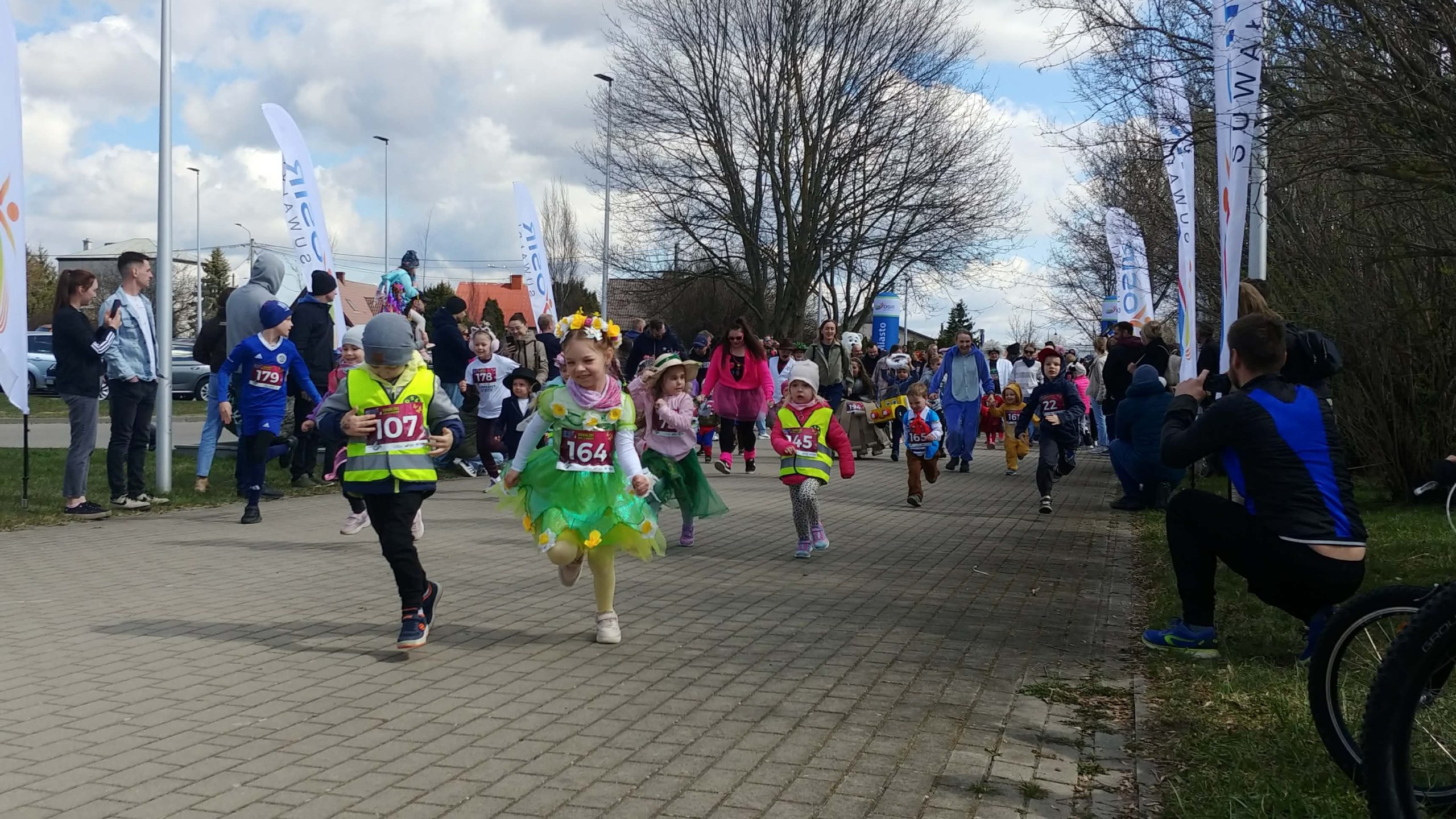 Biegli w szpilkach i z wąsem 7 12 04 Biegi w Suwalkach 6 scaled