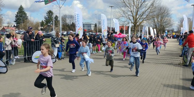 Biegli w szpilkach i z wąsem 1 12 04 Biegi w Suwalkach 8