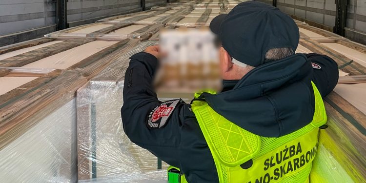 Niemal 4 mln podrobionych opakowań zatrzymanych w Budzisku 1 źródło: KAS