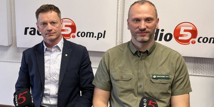 Adam Klepacki zastępca Nadleśniczego Nadleśnictwa Ełk i Radosław Ewko Komitet Ochrony Orłów