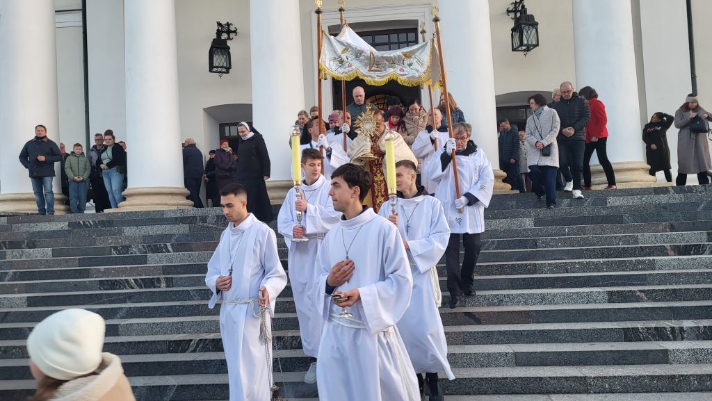 Liczni wierni na mszach rezurekcyjnych 33 Messenger creation 3547BD05 0158 4AFC A19A 1F9C8C4E9C59