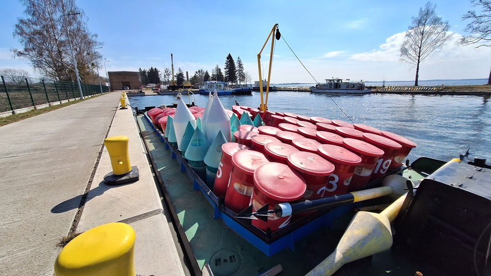 Trwa znakowanie szlaku żeglownego na Wielkich Jeziorach Mazurskich 2 Znakowanie szlaku na Wielkich Jeziorach Mazurskich zdj. RZGW 2