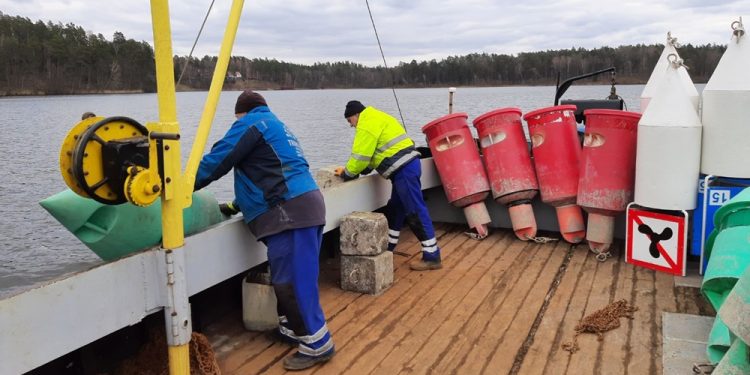 Trwa znakowanie szlaku żeglownego na Wielkich Jeziorach Mazurskich 1 Znakowanie szlaku na Wielkich Jeziorach Mazurskich zdj. RZGW