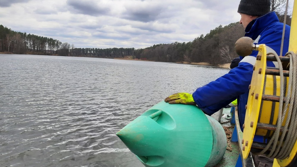 Trwa znakowanie szlaku żeglownego na Wielkich Jeziorach Mazurskich 3 Znakowanie szlaku na Wielkich Jeziorach Mazurskich zdj. RZGW 5