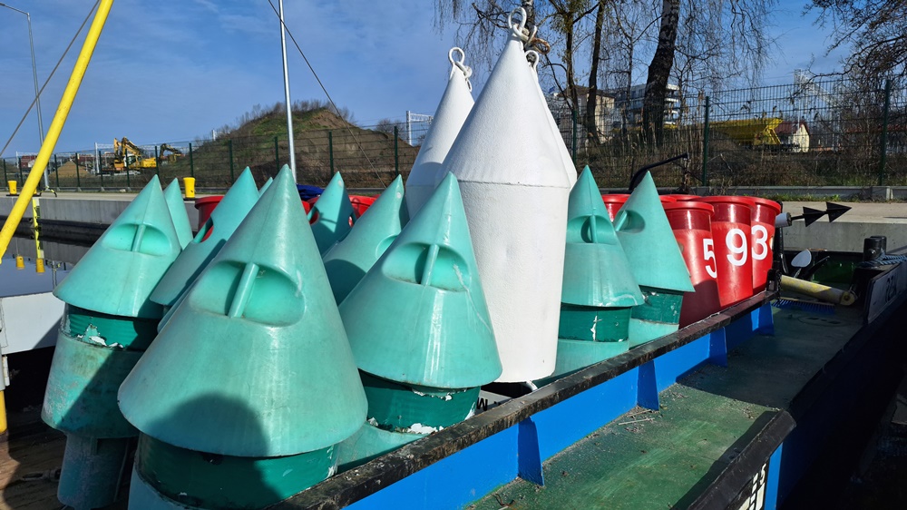 Trwa znakowanie szlaku żeglownego na Wielkich Jeziorach Mazurskich 4 Znakowanie szlaku na Wielkich Jeziorach Mazurskich zdj. RZGw