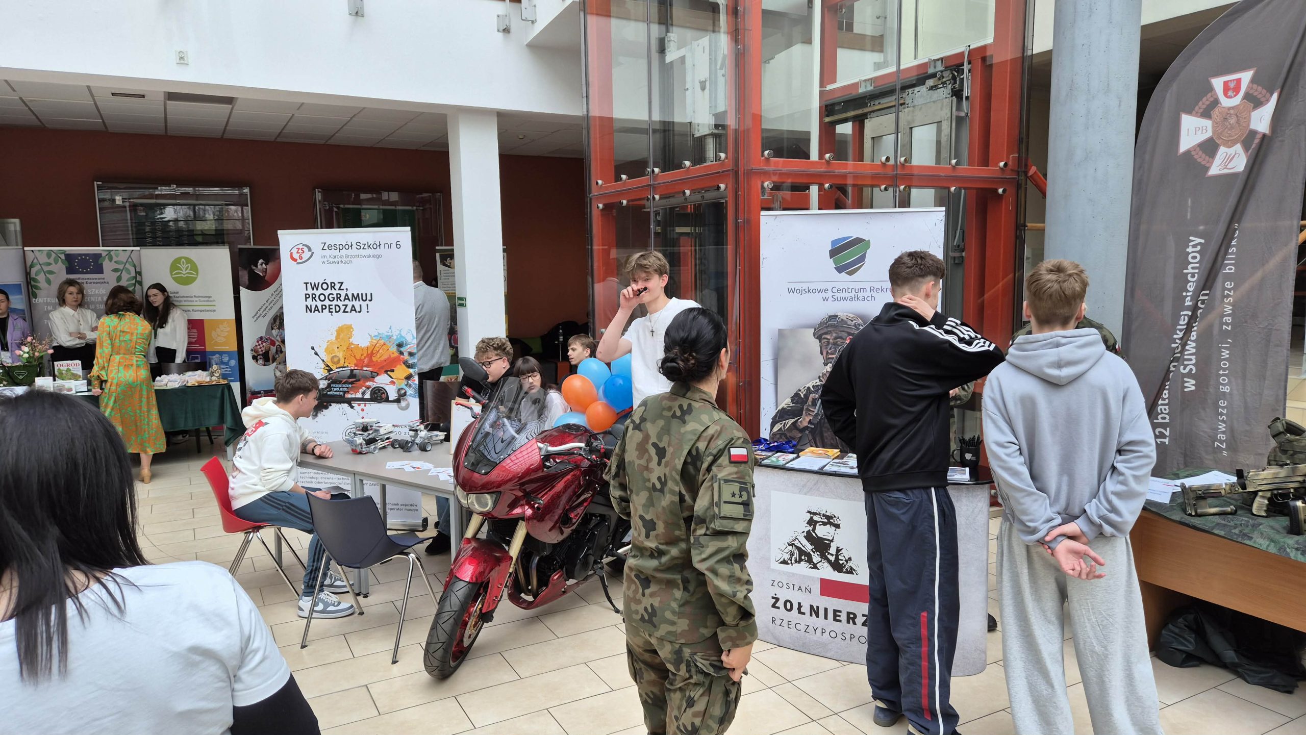 Ponad 30 wystawców na targach pracy w Suwałkach 4 b455bebd 5623 43fb b2f4 1c827d29483e scaled