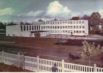 budynek szkoly i sala gimnastyczna rok ok. 1980