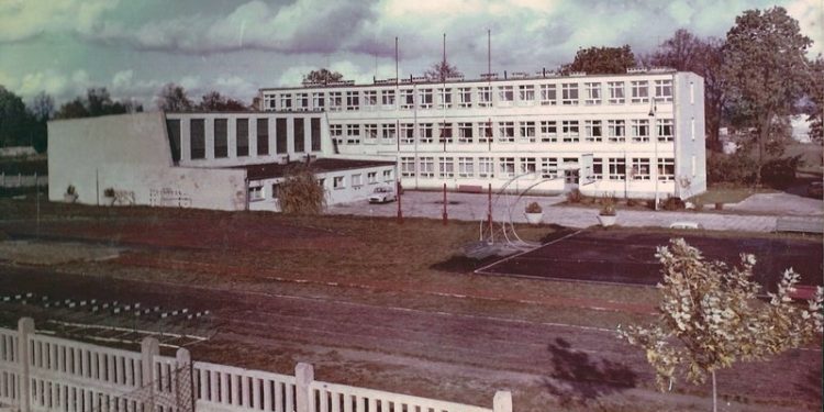 budynek szkoly i sala gimnastyczna rok ok. 1980