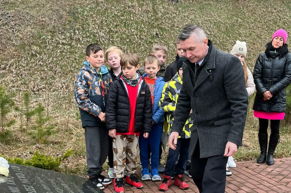 Oddali hołd poległym partyzantom 11 gmina crop