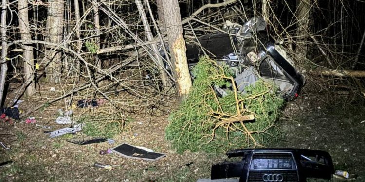 Kierowca rozbitego auta leżał pod blokiem 1 Fot. KPP Ełk