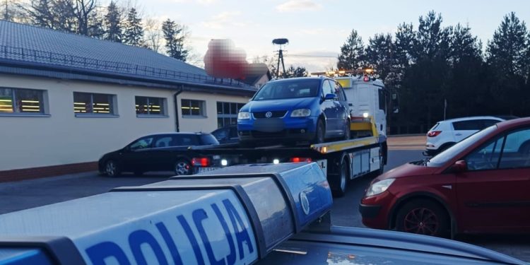 Pijani zaparkowali pod sklepem 1 KPP Olecko