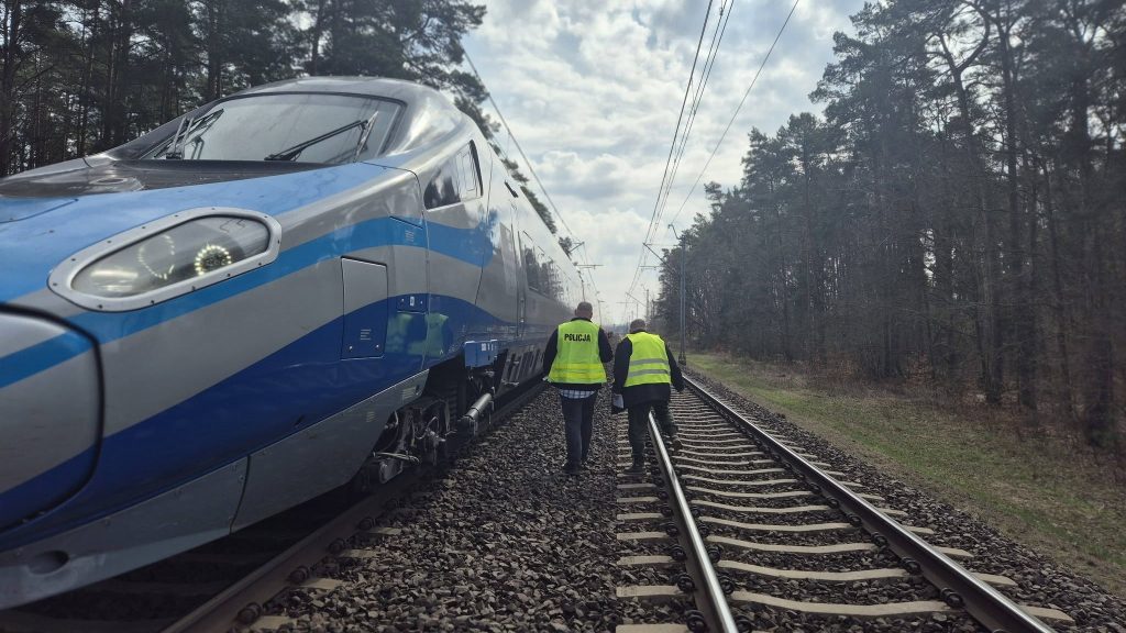 Pociąg śmiertelnie potrącił nastolatka 2 poc