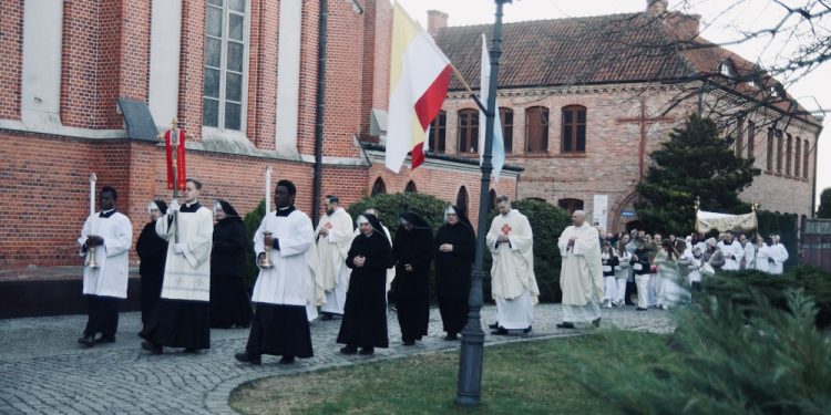 Zmartwychwstanie to fundament. Wielkanocne uroczystości w Ełku 1 rezurekcjaelk2026 2