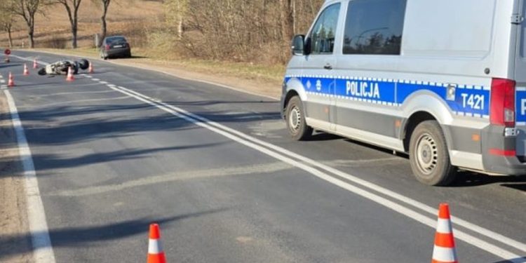 Zderzenie osobówki z motocyklem. Są utrudnienia w ruchu na DK16 1 zdj. KPP w Ełku