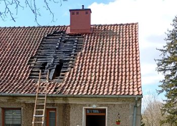 15 strażaków walczyło z pożarem domu 3 zdj. OSP Chełchy