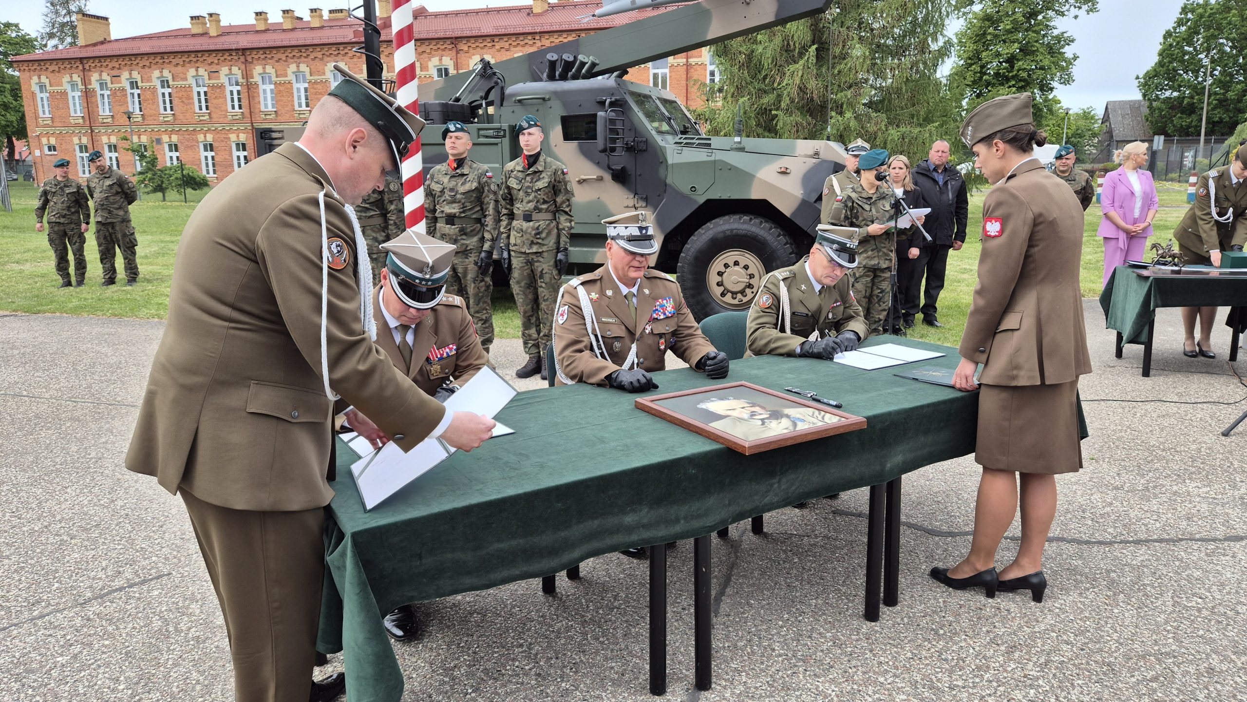Pułkownik Saturnin Skindzier objął dowództwo nad 14. Suwalskim Pułkiem Przeciwpancernym 40 20260529 102246 scaled