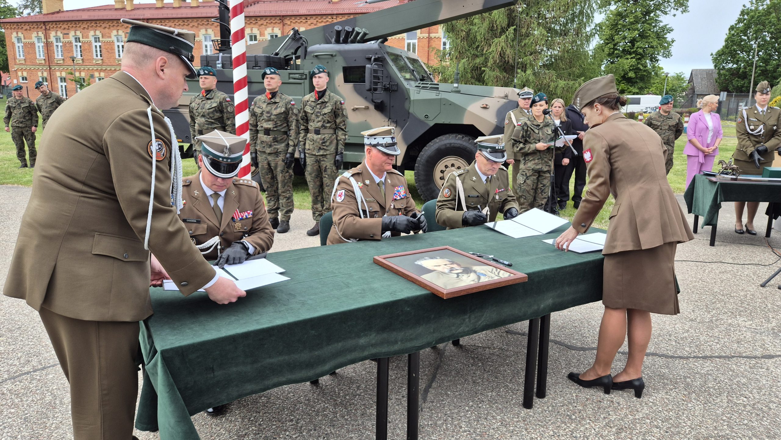 Pułkownik Saturnin Skindzier objął dowództwo nad 14. Suwalskim Pułkiem Przeciwpancernym 41 20260529 102252 scaled