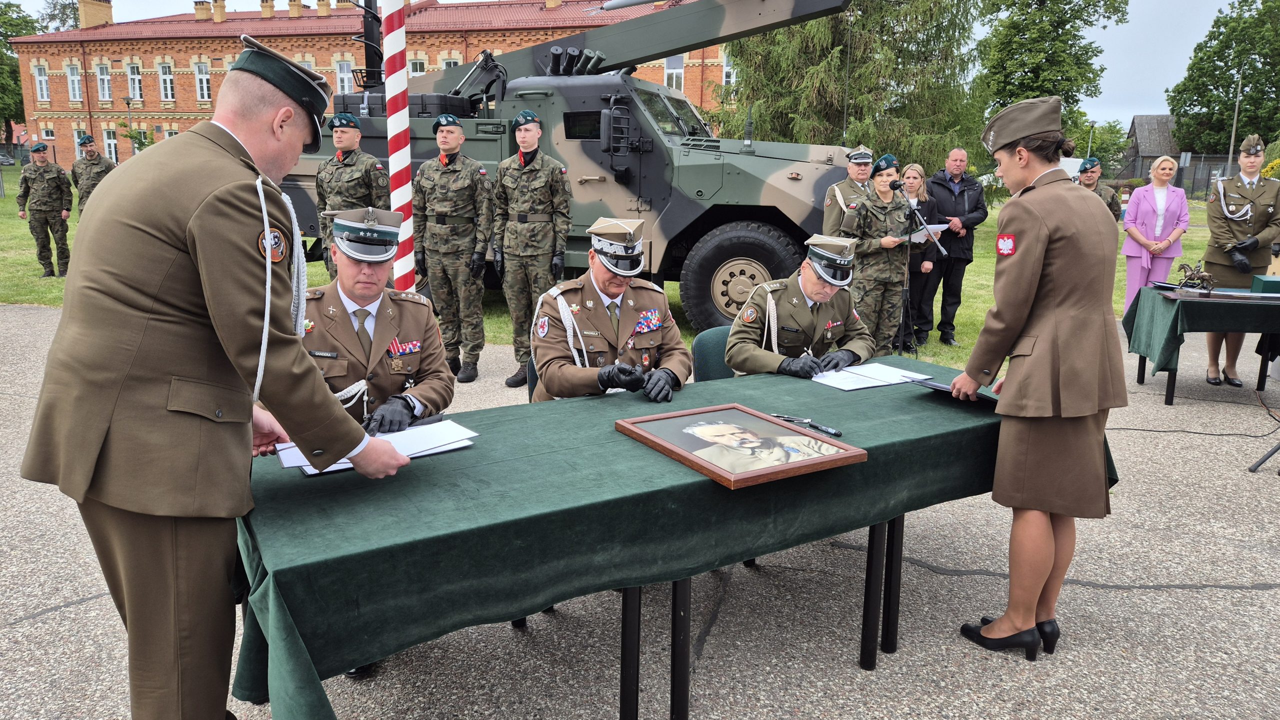 Pułkownik Saturnin Skindzier objął dowództwo nad 14. Suwalskim Pułkiem Przeciwpancernym 42 20260529 102253 scaled