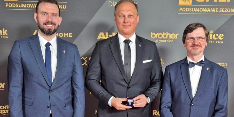 Wojciech Winnik ze Złotą Odznaką Polskiej Ligi Siatkówki 1 705374249 1603968745068708 8520674860994252803 n