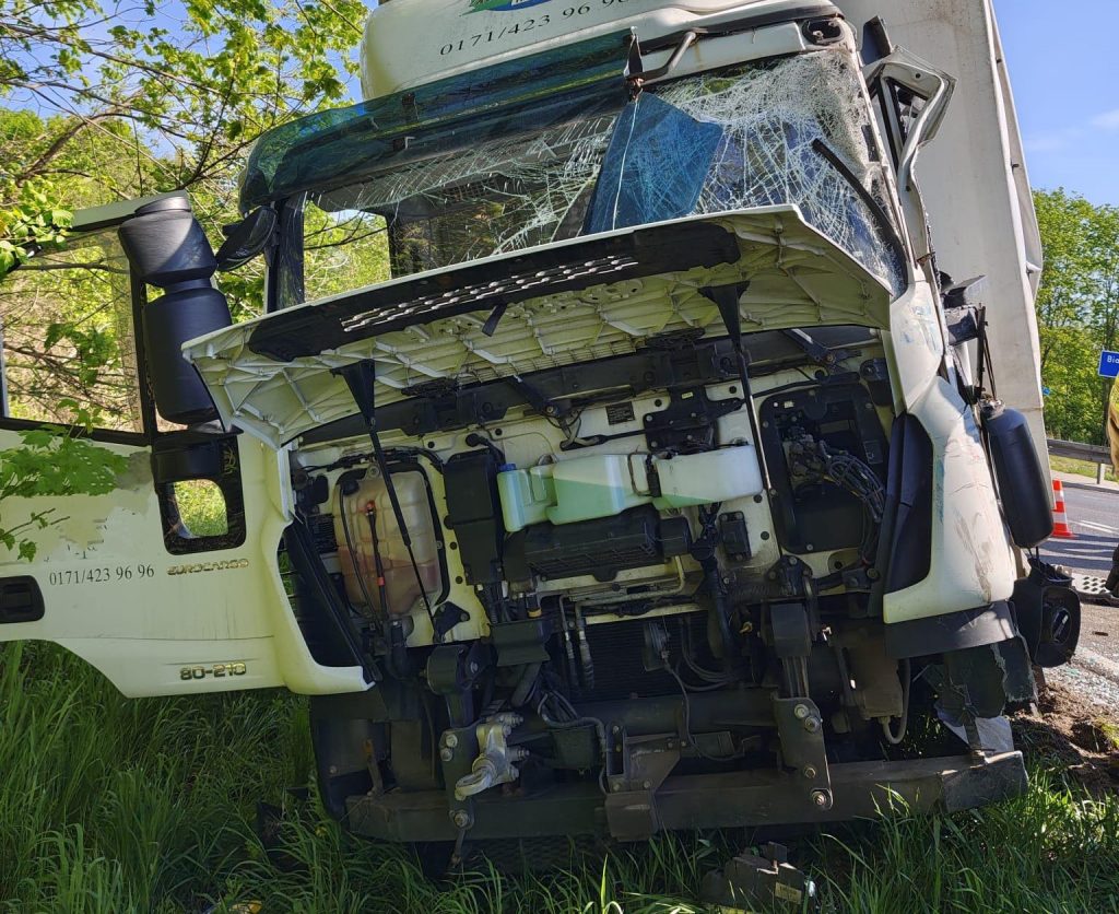 Zderzenie dwóch pojazdów ciężarowych. DK nr 63 jest zablokowana 1 kpp pisz