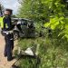 19-letni kierowca BMW uderzył w drzewo. Lądował śmigłowiec LPR 29 zdj. KPP w Węgorzewie