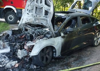 Samochód spłonął. Kierowca nie odniósł obrażeń 2 zdj. OSP Prostki