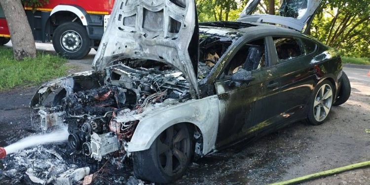 Samochód spłonął. Kierowca nie odniósł obrażeń 1 zdj. OSP Prostki