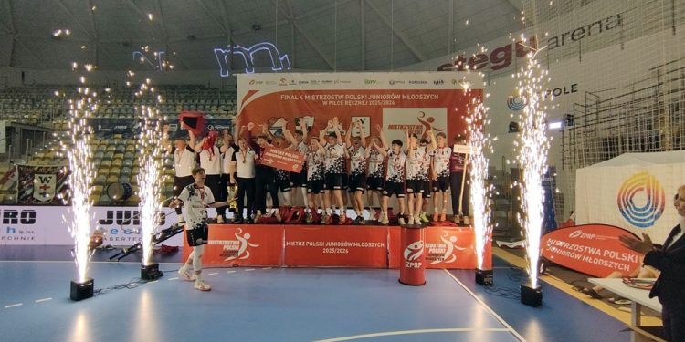 Oleccy szczypiorniści Mistrzami Polski Juniorów 1 zdj. P. Sajnaga