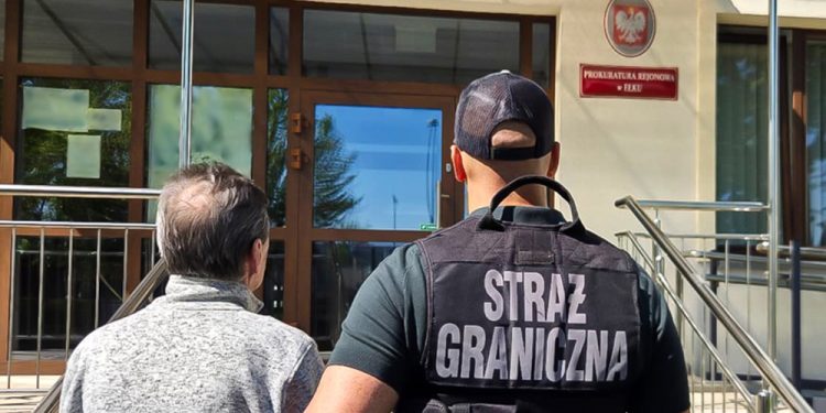 Kurier wpadł w powiecie ełckim. Przewoził obywateli Afganistanu 1 zdj. W-MOSG