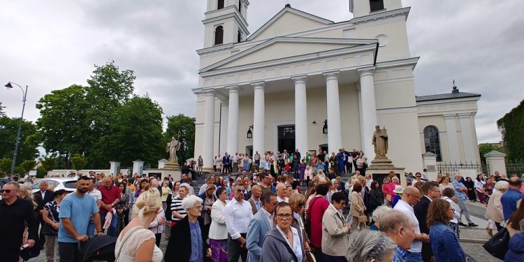 04 06 Wierni przeszli w procesjach ulicami Suwalk 6