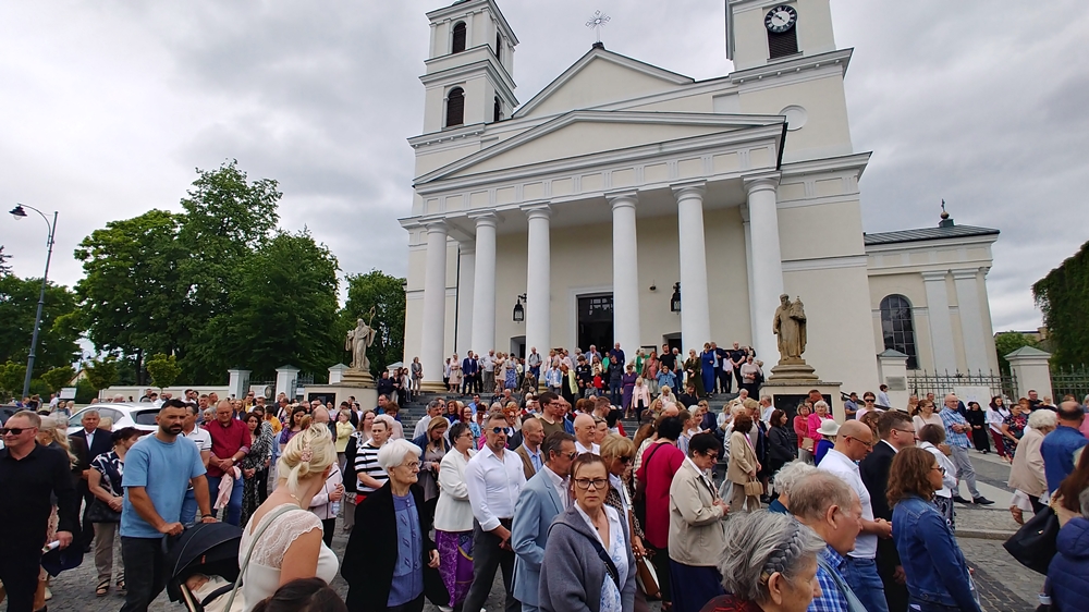 04 06 Wierni przeszli w procesjach ulicami Suwalk 6