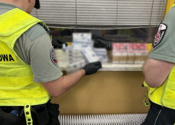 Leki i papierosy ukryte w białoruskim autokarze 2 źródło: KAS