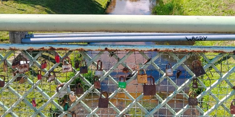 Drogowcy proszą o usunięcie kłódek miłości 1 źródło: ZDiZ