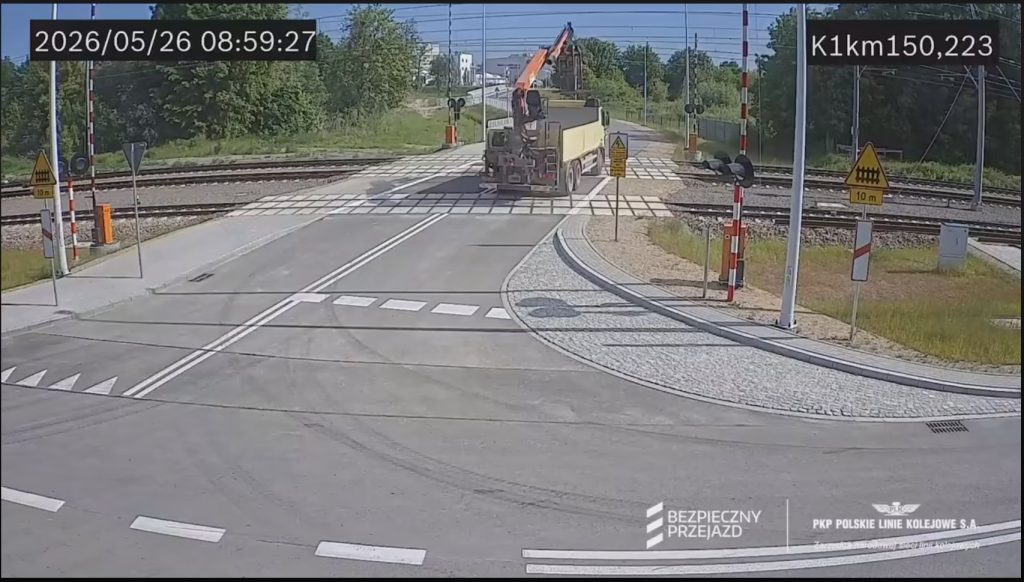 Kierowca uszkodził sieć trakcyjną. Groźne zdarzenie na przejeździe kolejowym 1 ciezarowka
