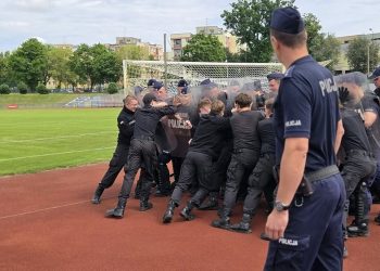 Wspólne ćwiczenia policjantów na ełckim stadionie 16 zdj. KPP w Ełku