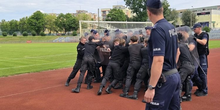 Wspólne ćwiczenia policjantów na ełckim stadionie 1 zdj. KPP w Ełku