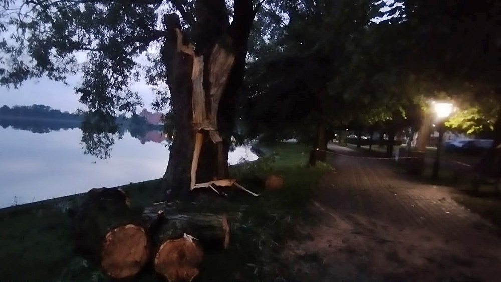 Kilkadziesiąt strażackich interwencji po ulewie w Ełku 11 po burzy 1