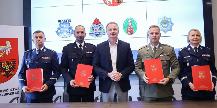Nowe samochody i sprzęt. Służby mundurowe z kolejnym wsparciem 1 Fot. Urząd Marszałkowski w Olsztynie