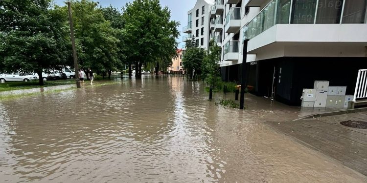 Zalane ulice, powalone drzewa po burzy w Ełku 1 Fot. Ratownictwo Powiatu Ełckiego