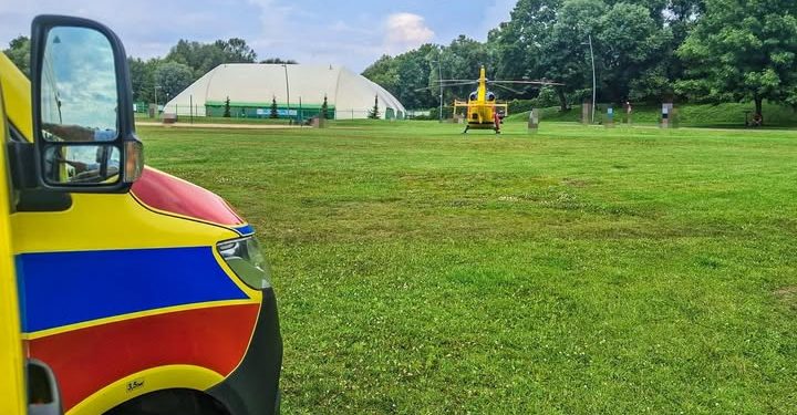 15-latek skoczył na główkę. Groźny wypadek na plaży 1 Fot. KPP Ełk