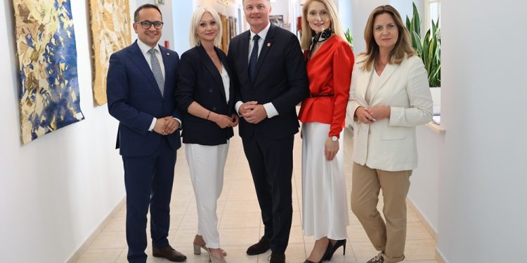 Zarząd województwa z wotum zaufania i absolutorium 1 zdj. Urząd Marszałkowski w Olsztynie. Od lewej: członek zarządu Robert Turlej, wicemarszałkini Katarzyna Sobiech, marszałek Marcin Kuchciński, wicemarszałkini Sylwia Jaskulska i członkini zarządu Maria Bąkowska