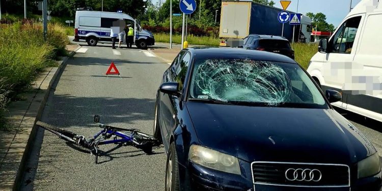 Potrącenie rowerzysty. Zablokowany jest wyjazd z ronda w kierunku obwodnicy i drogi ekspresowej 1 zdj. KPP w Ełku