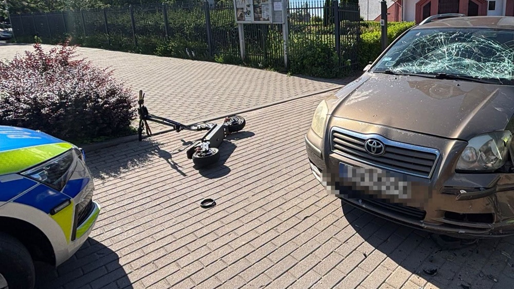 Dwa zdarzenia z udziałem nastolatków na hulajnodze elektrycznej. Rannego 15-latka zabrał śmigłowiec LPR 3 zdj. KPP w Elku 2