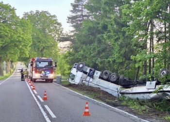 Dachowanie cysterny w przydrożnym rowie. Za kierownicą pijany 40-latek 2 zdj. KPP w Mrągowie